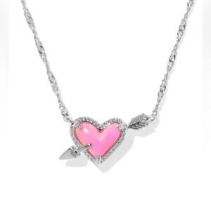 KENDRA SCOTT
Ari Heart Arrow Short Pendant Necklace